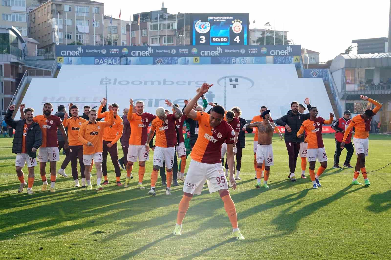 Galibiyet 3’lüsü Carlos Vinicius’tan