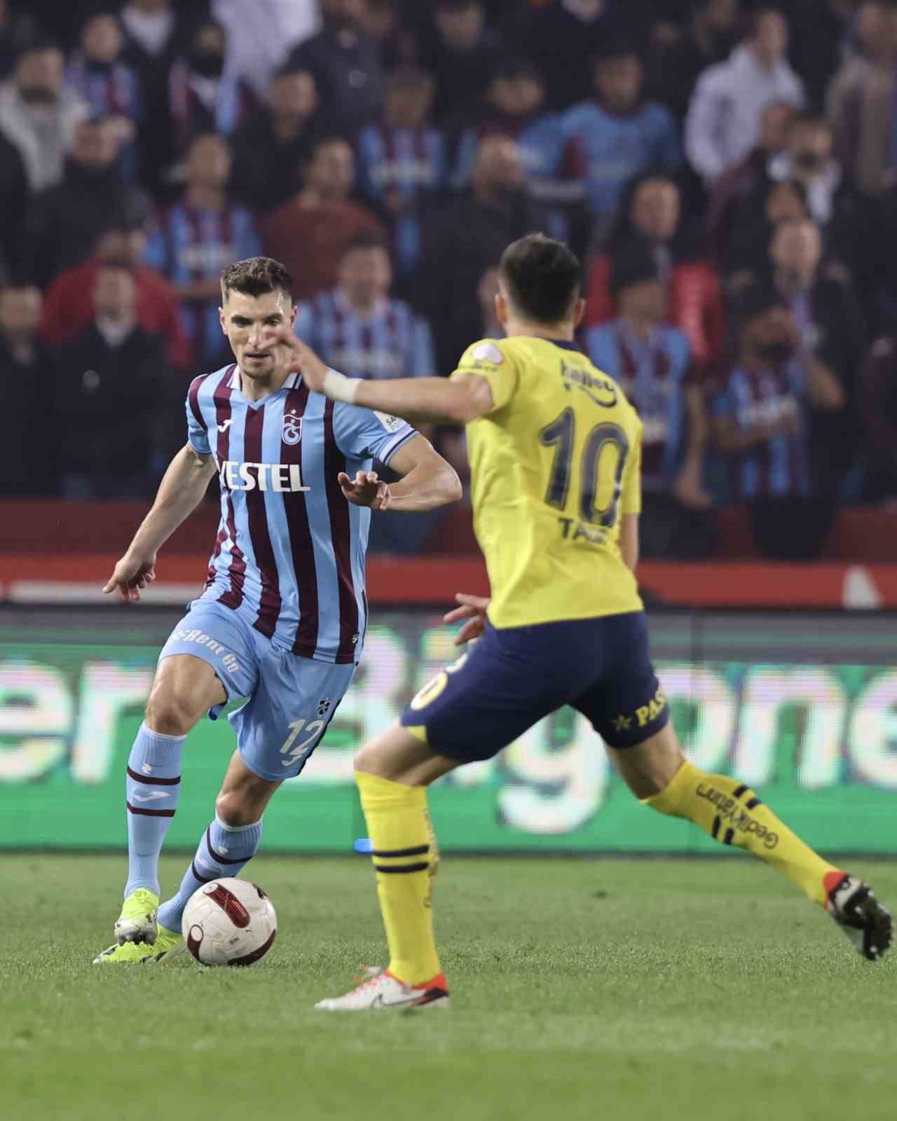 Trendyol Süper Lig: Trabzonspor: 0 - Fenerbahçe: 2 (İlk yarı)
