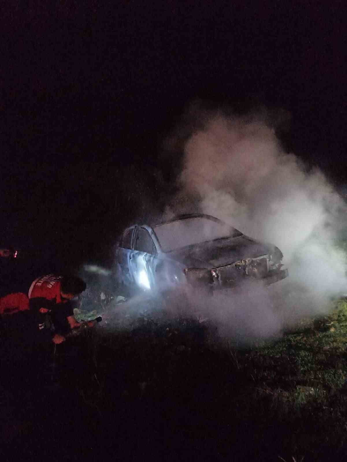 Burdur&rsquo;da araziye bırakılan otomobil yanarak kullanılamaz hale geldi
