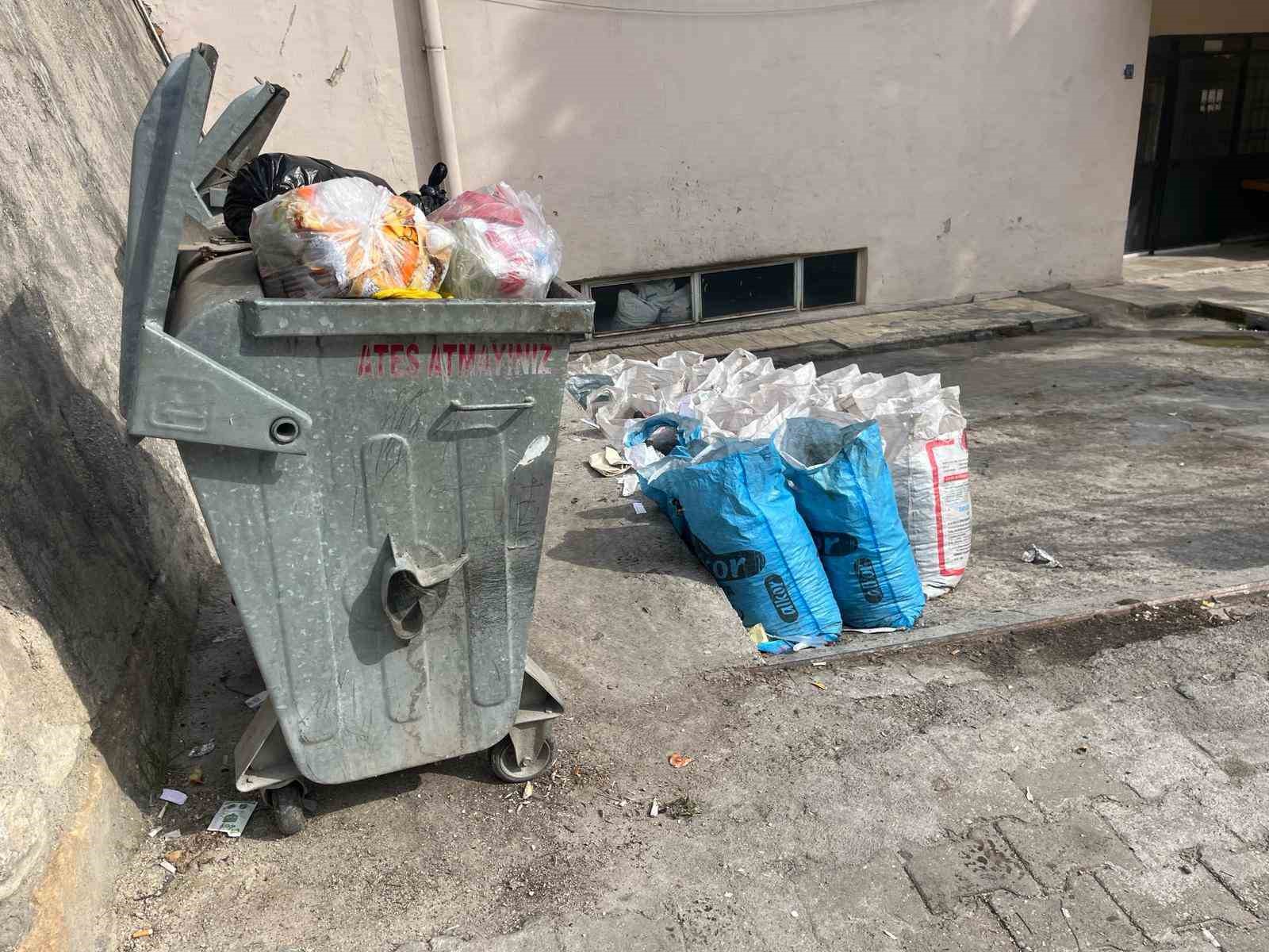 Buldan’da çöp yığınları tepki çekti
