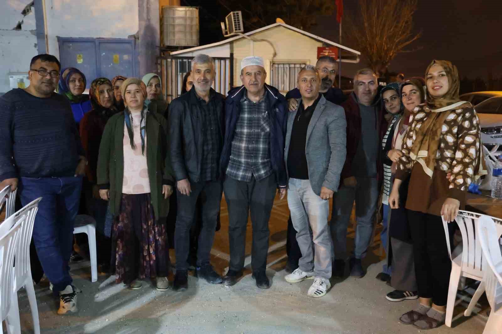 Depremin yok ettiği mahallede hüzünlü iftar
