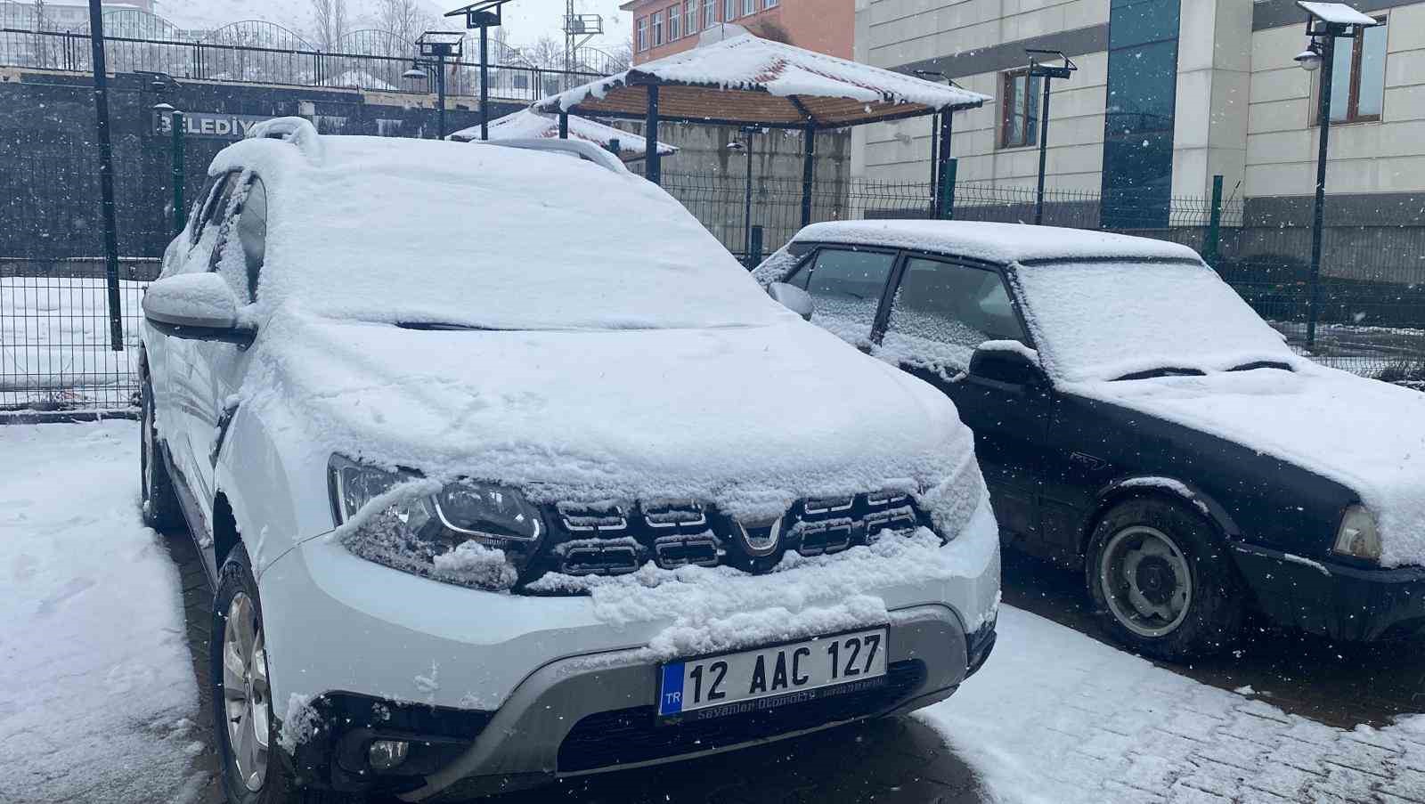 Karlıova&rsquo;da vatandaşlar yeni g&uuml;ne karla uyandı

