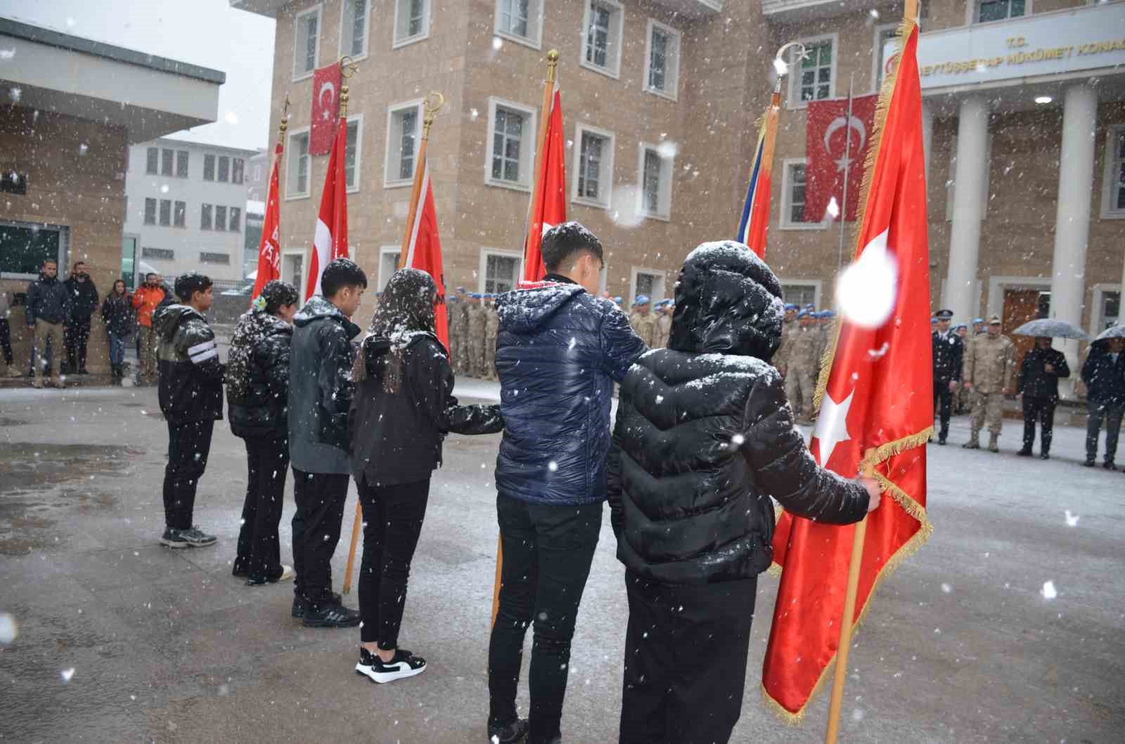 Beytüşşebap’ta Mehmetçik ve öğrenciler kar altında Çanakkale Zaferini kutladı
