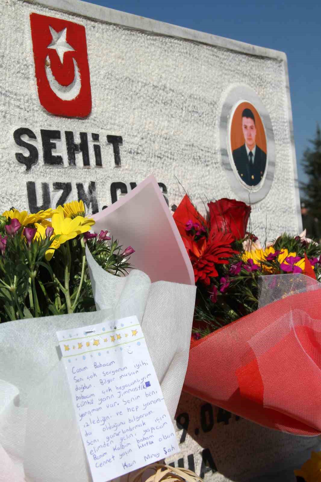 Katılacağı yarışma i&ccedil;in yaşadığı heyecanını şehit babasıyla b&ouml;yle paylaştı
