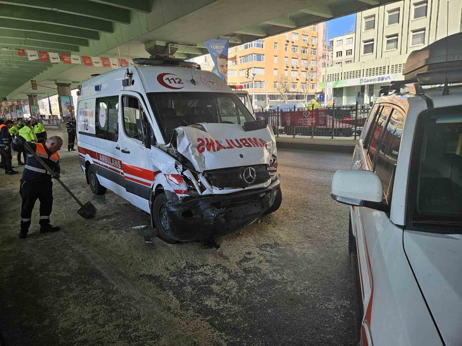 Mecidiyek&ouml;y&rsquo;de hatalı d&ouml;n&uuml;ş yapan minib&uuml;sle hastaya yetişmeye &ccedil;alışan ambulans &ccedil;arpıştı
