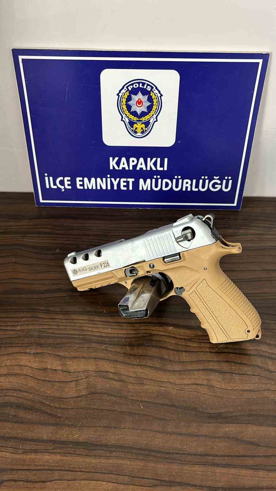 Kapaklı&rsquo;da 450 adet paketlenmiş sigara ve tabanca ele ge&ccedil;irildi
