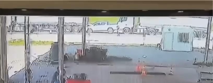 Batman’da otomobilin iki tırın arasında kaldığı anlar güvenlik kamerasına yansıdı