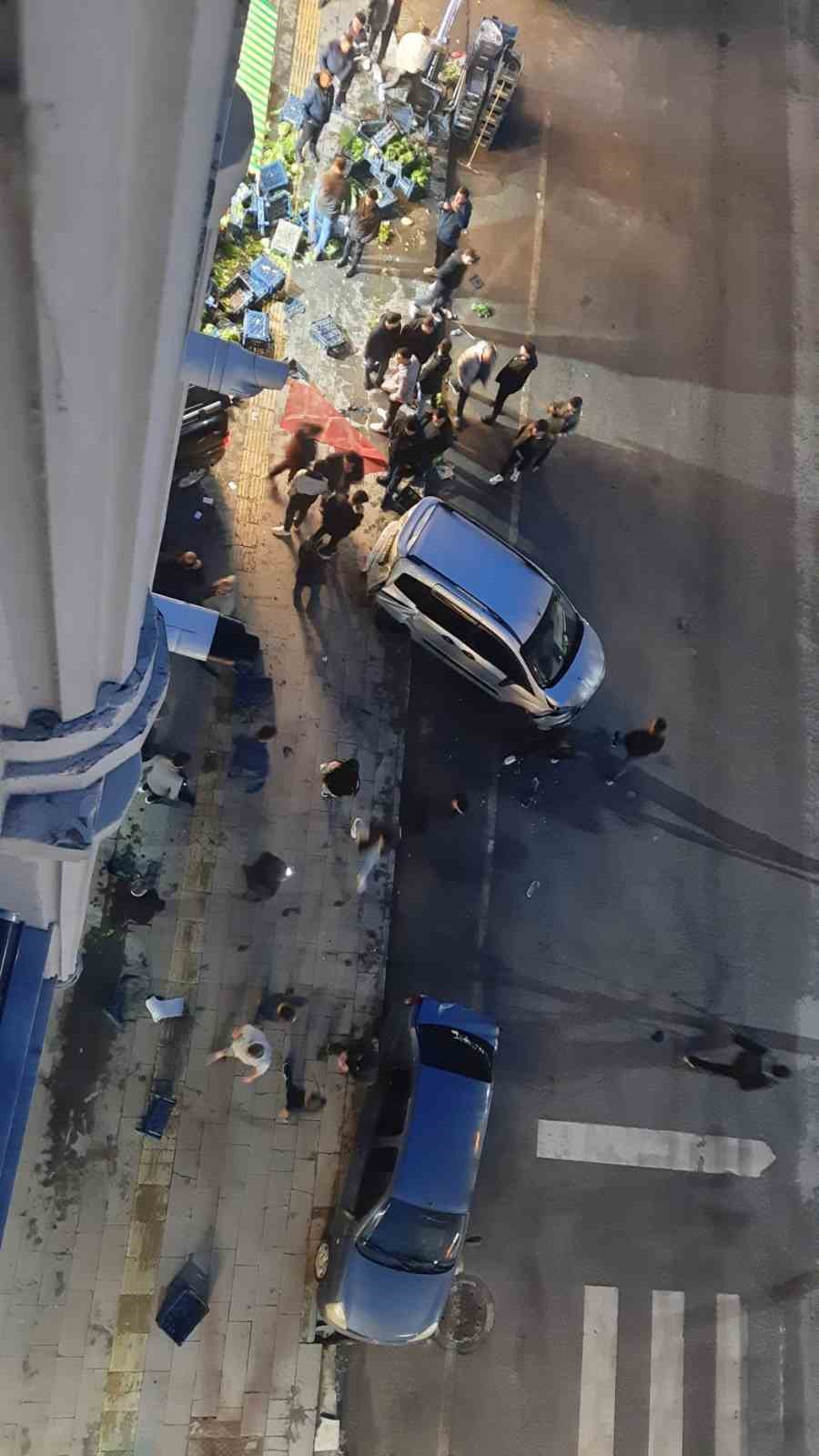 İki araca &ccedil;arpan panelvan, iş yerine girerek durabildi
