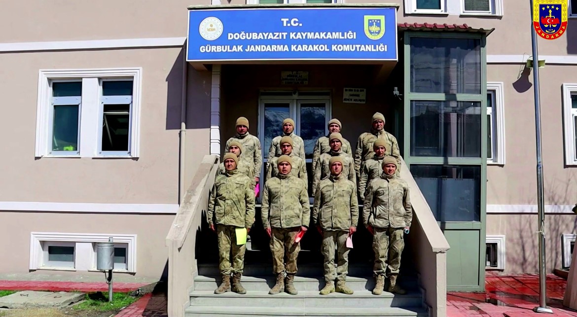 T&uuml;rkiye-İran sınırında g&ouml;revli askerler &ccedil;ocukların mektubuyla duygulandı

