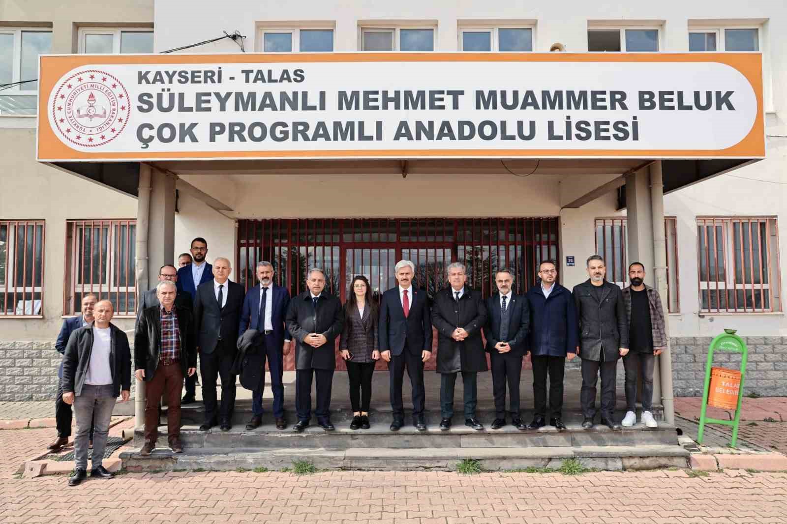 Başkan Yalçın Süleymanlılı öğrencilerin Çanakkale Tiyatrosu’nu izledi