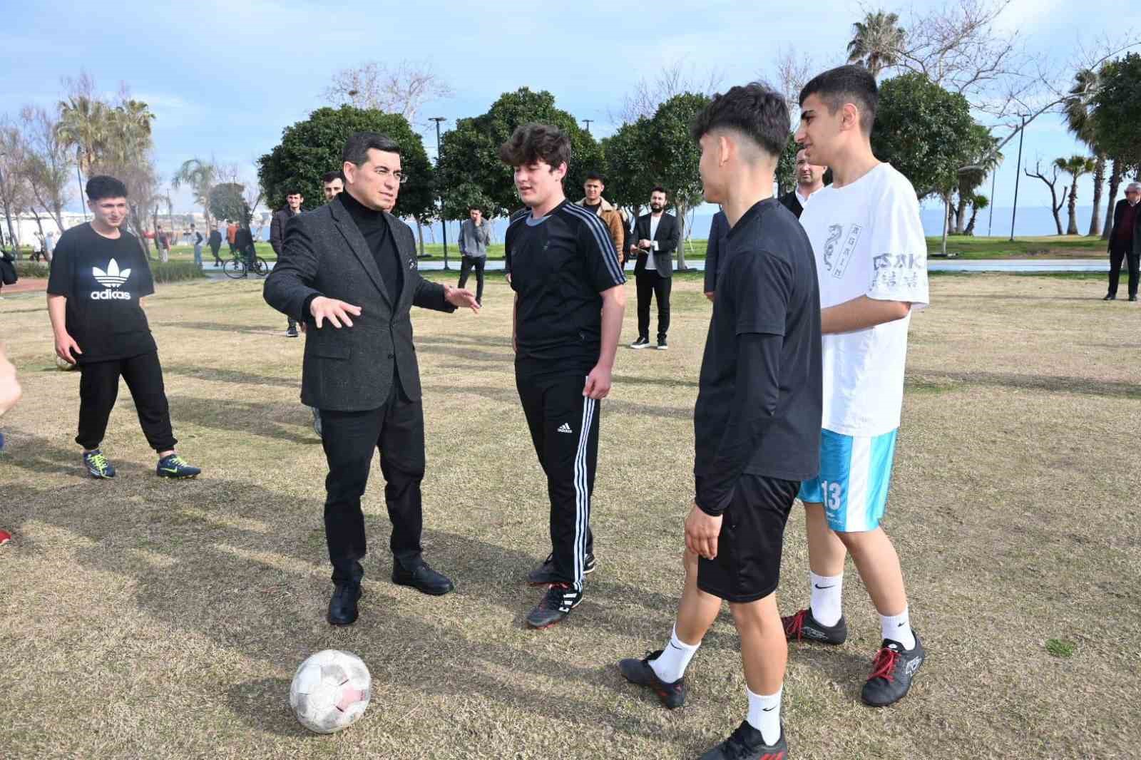 T&uuml;t&uuml;nc&uuml;, Konyaaltı sahilinde
