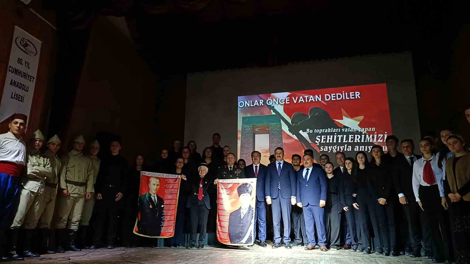 Lise &ouml;ğrencilerinin &rsquo;18 Mart Şehitler G&uuml;n&uuml;&rsquo; g&ouml;sterisi duygulandırdı
