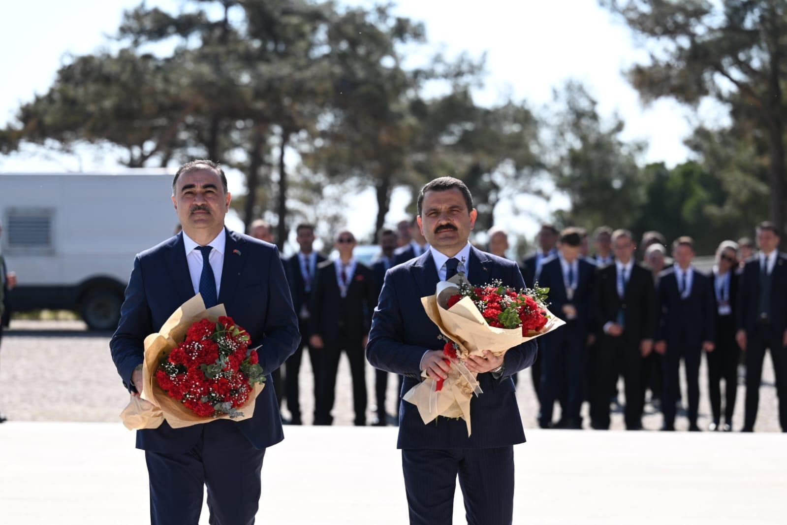B&uuml;y&uuml;kel&ccedil;i Memmedov Azerbaycan Anıtı&rsquo;na &ccedil;i&ccedil;ek bıraktı
