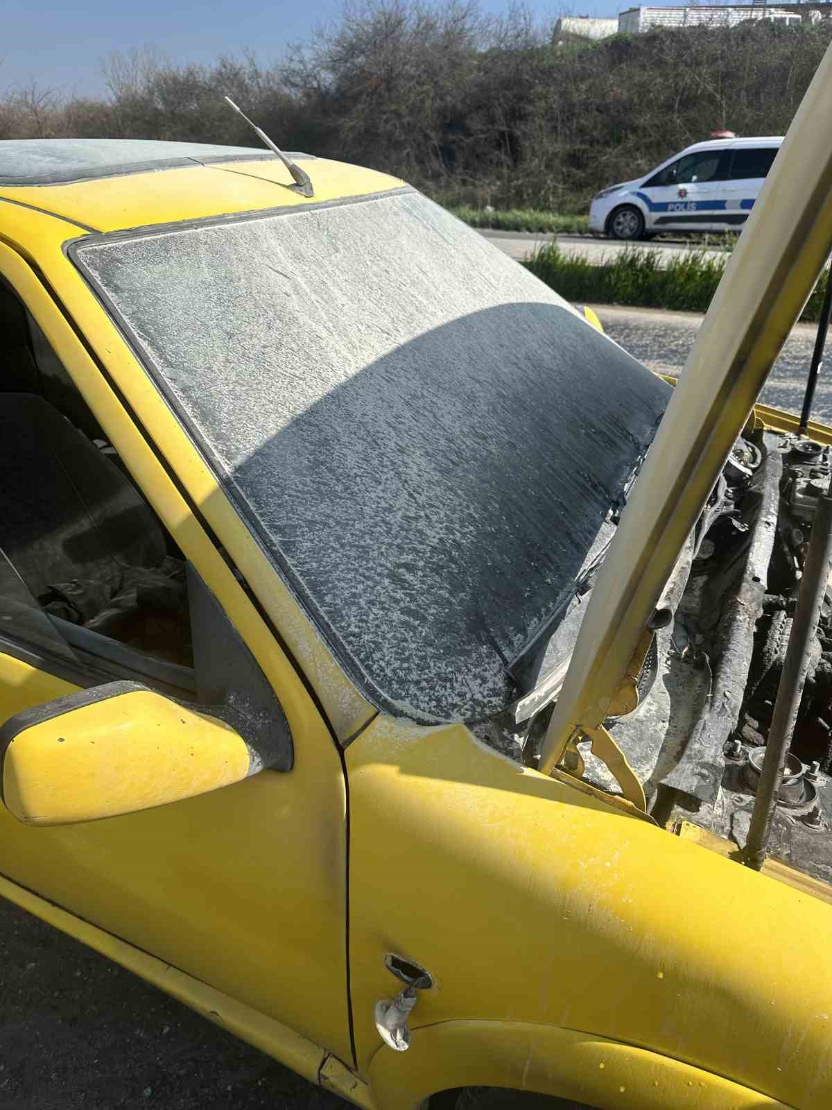 Seyir halinde yanan otomobili itfaiye s&ouml;nd&uuml;rd&uuml;
