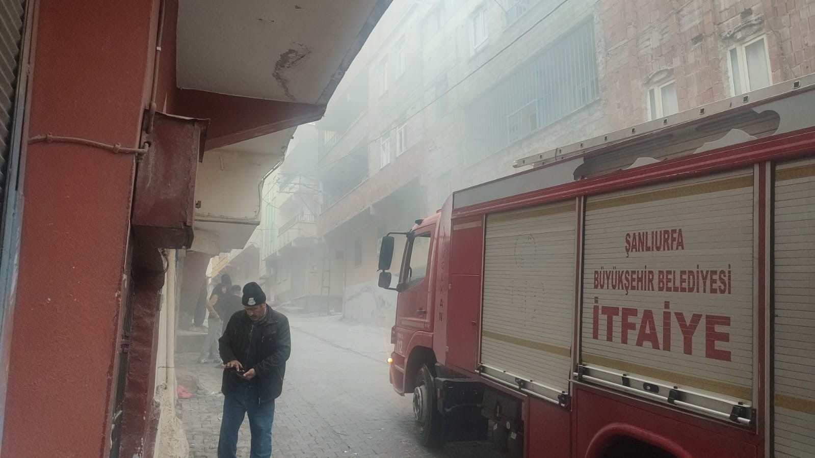 Şanlıurfa&rsquo;da elektrik direğinde korkutan yangın
