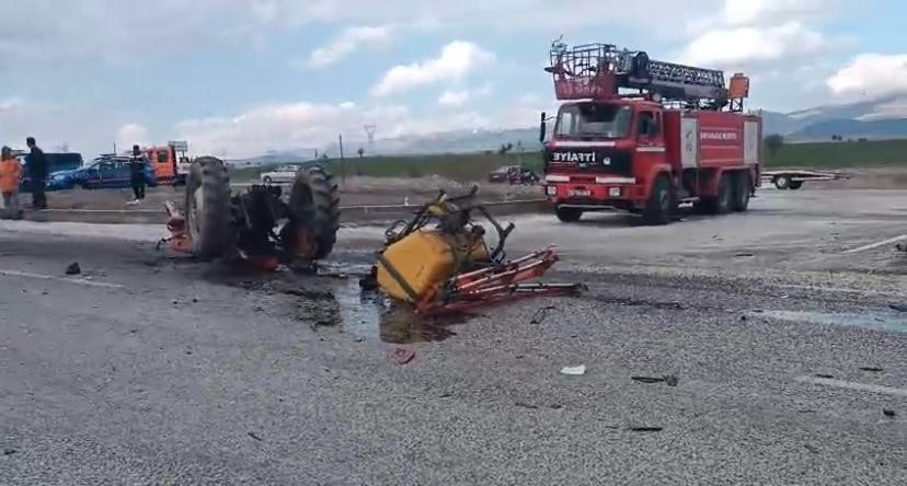 Isparta’da otomobil traktörle çarpıştı: 1’i ağır 4 yaralı