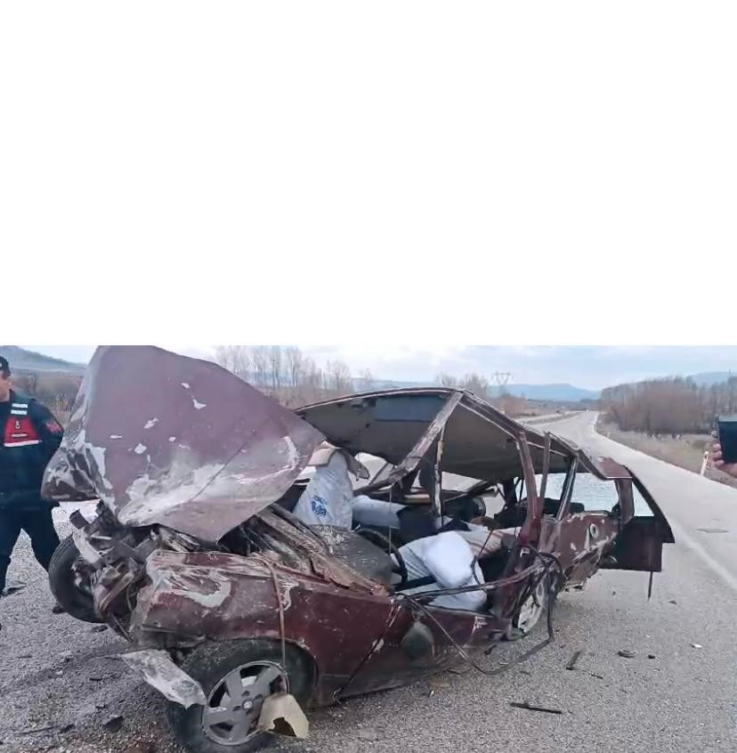 Isparta’da otomobil traktörle çarpıştı: 1’i ağır 4 yaralı