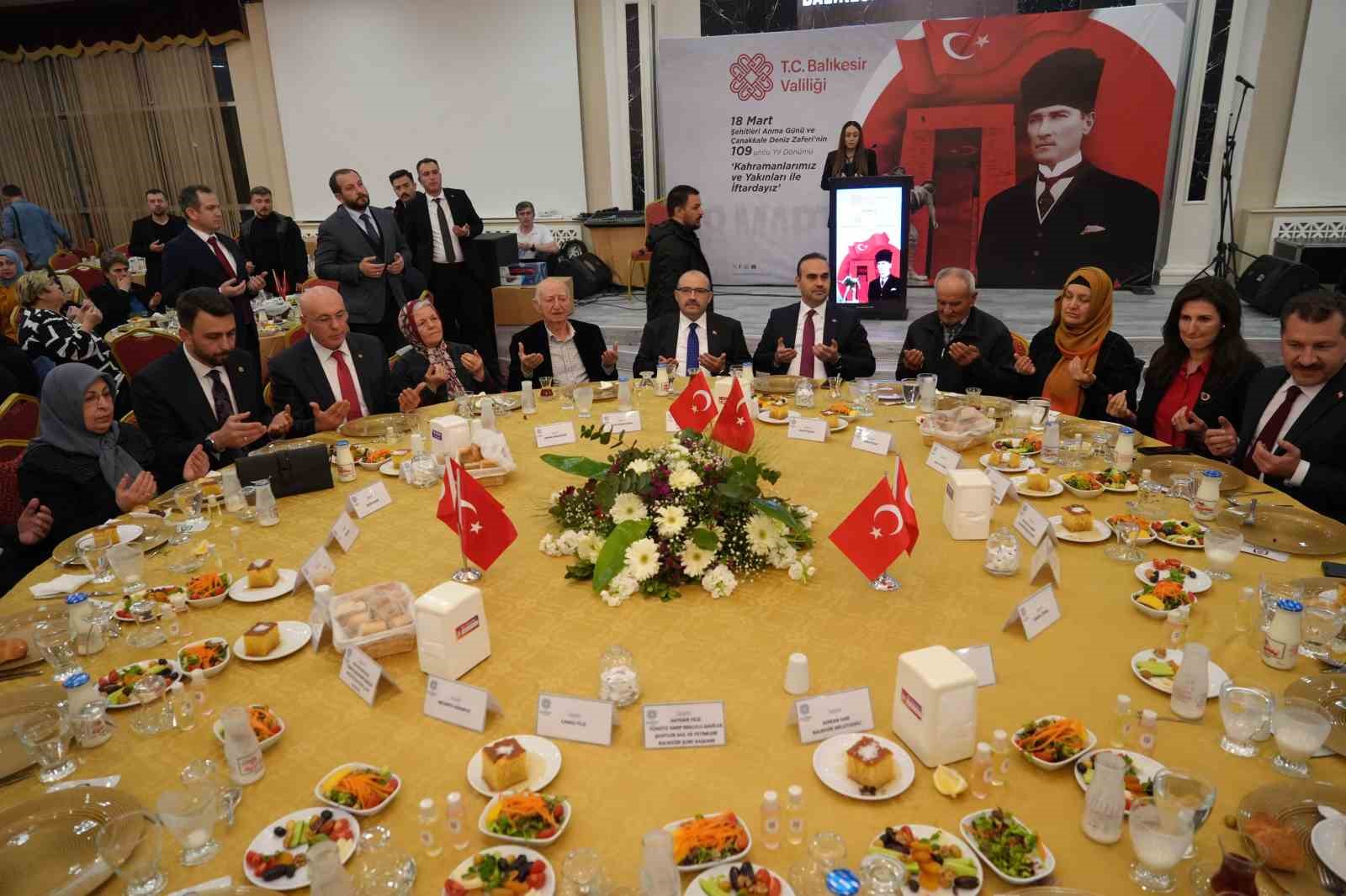 Bakan Kacır: "Bol yıldızlı bayrakların değil, ay yıldızlı bayrağın g&ouml;lgesinde cumhuriyeti kurduk"
