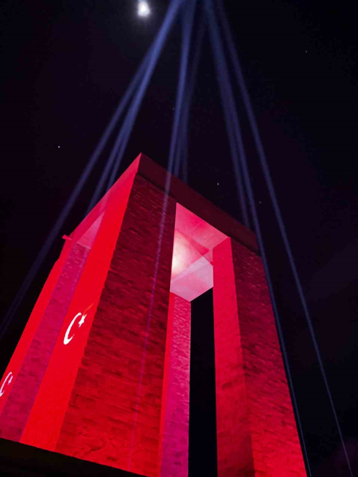 Şehitler Abidesi 18 Mart g&uuml;n&uuml;ne &ouml;zel ışıklandırıldı
