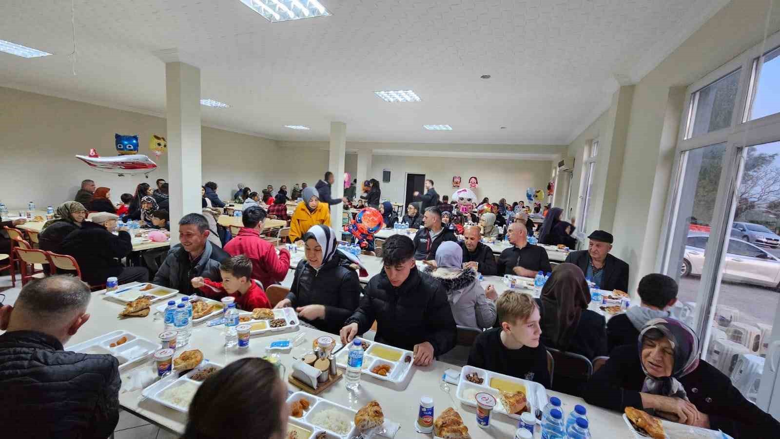 Bandırma Koyunculuk Araştırma M&uuml;d&uuml;rl&uuml;ğ&uuml;&rsquo;nde geleneksel iftar yemeği
