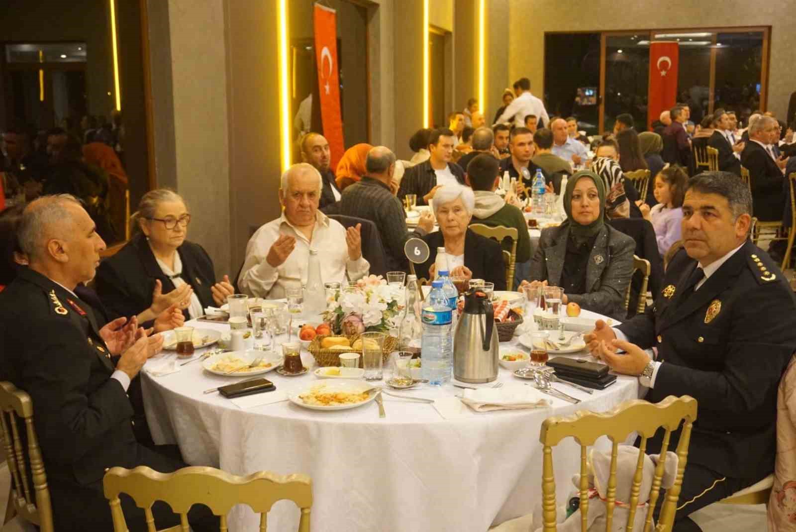 Edirne&rsquo;de şehit aileleri ve gaziler iftarda bir araya geldi
