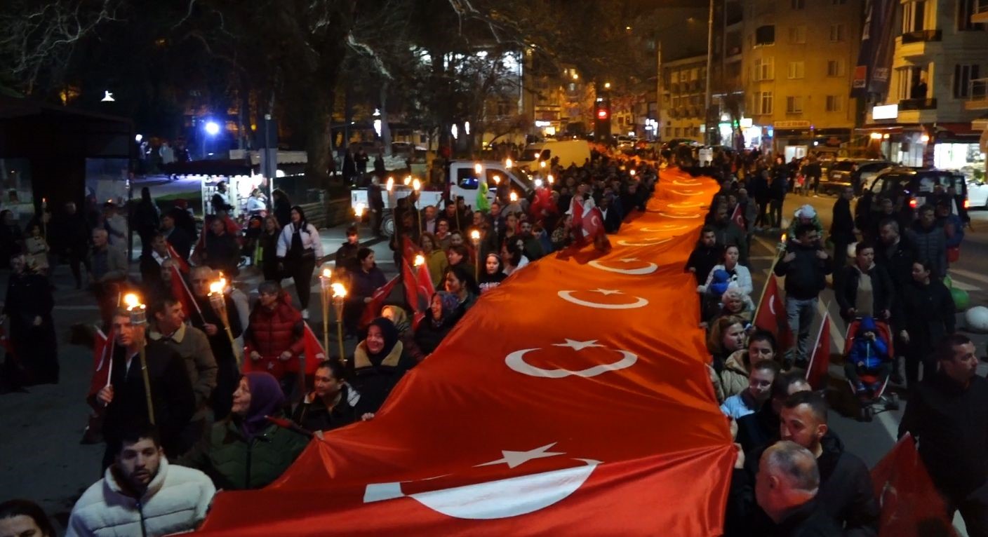 Kırklareli’nde dev Türk bayrağı ile şehitlere saygı yürüyüşü