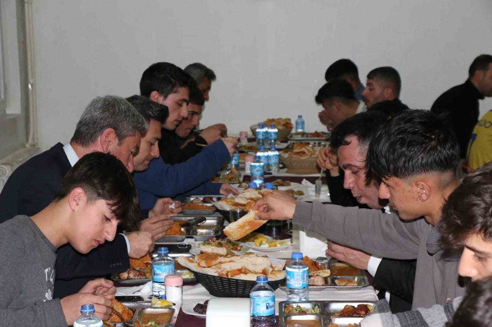 Kaymakam &Ouml;z&ccedil;elik, &ouml;ğrencilerle birlikte iftar yaptı
