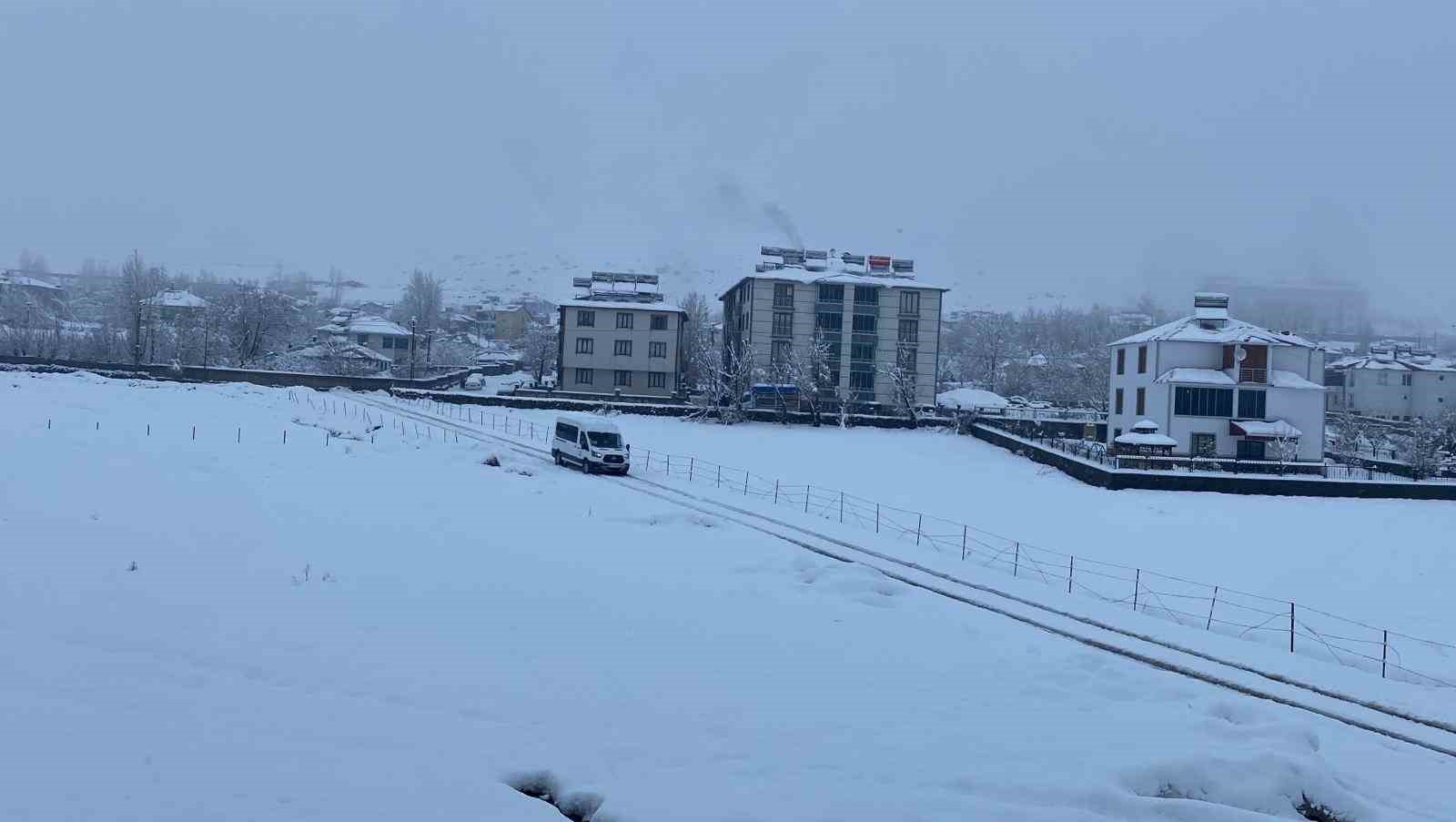 Kar 15 k&ouml;y&uuml;n ulaşımını kapattı
