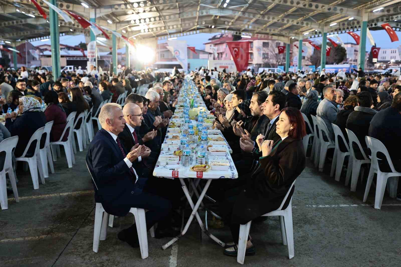 Bakan Şimşek, Denizli B&uuml;y&uuml;kşehrin iftarına konuk oldu

