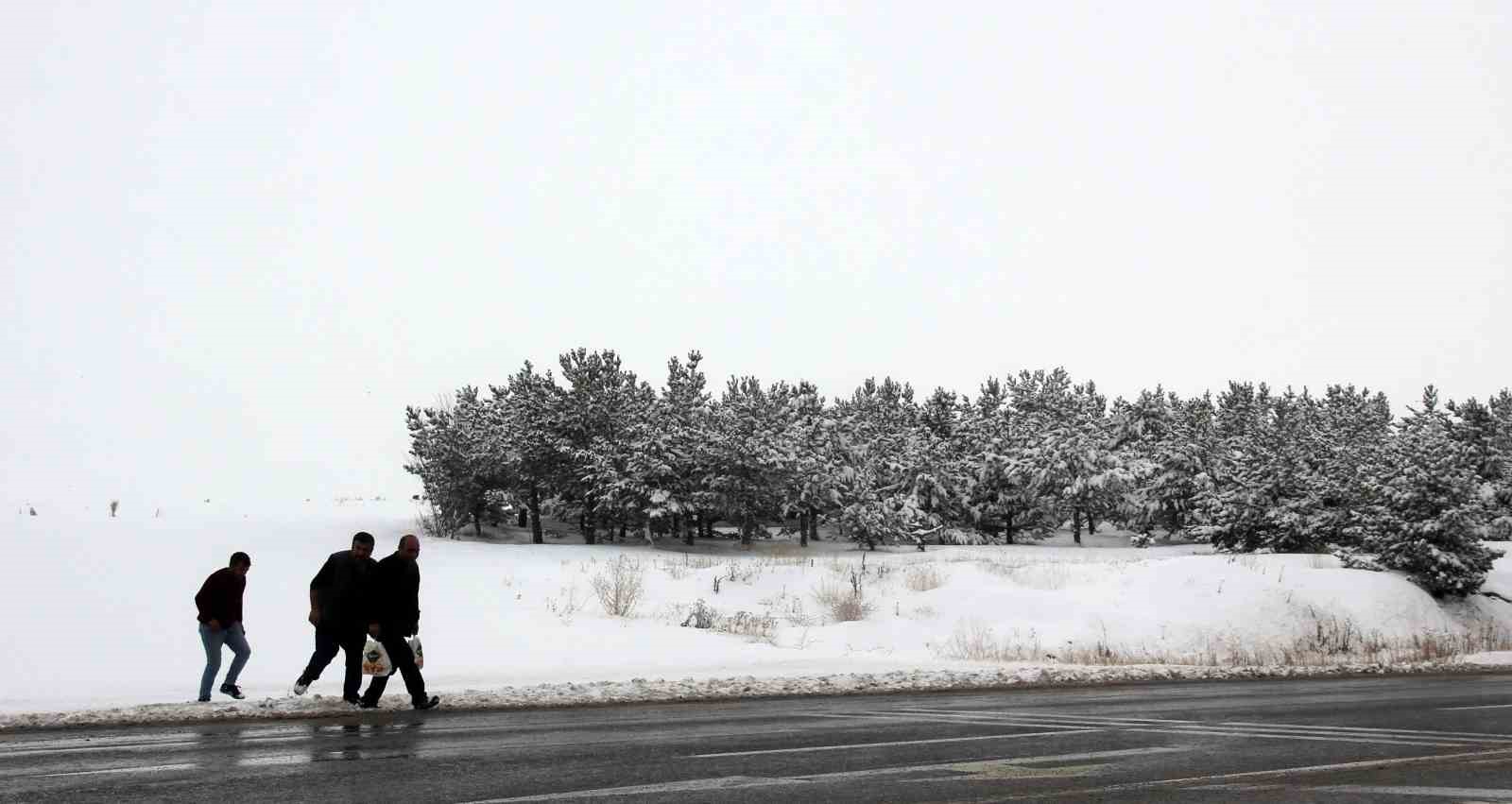 Erzincan&rsquo;ın y&uuml;ksek kesimlerinde kar yağışı etkili oldu
