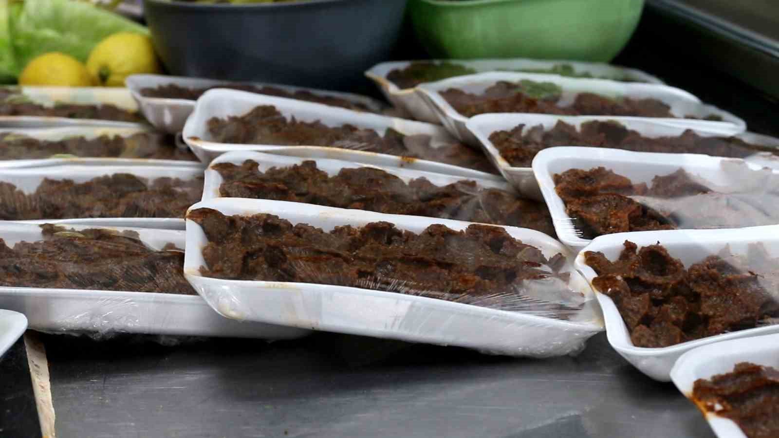 Siirt’te Ramazan ayının vazgeçilmezi çiğköfteye yoğun ilgi