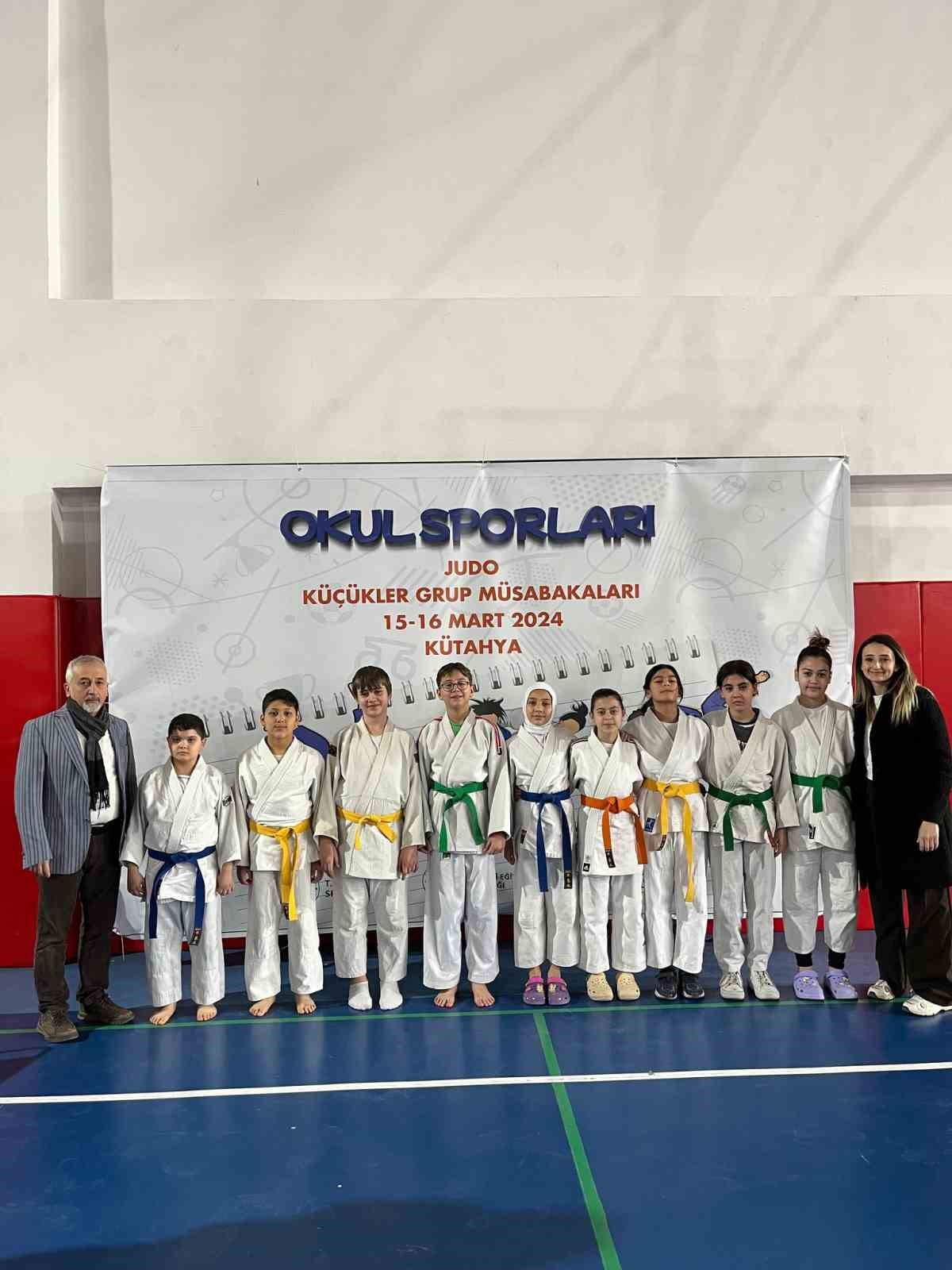 K&uuml;tahyalı minik judoculardan b&uuml;y&uuml;k başarı
