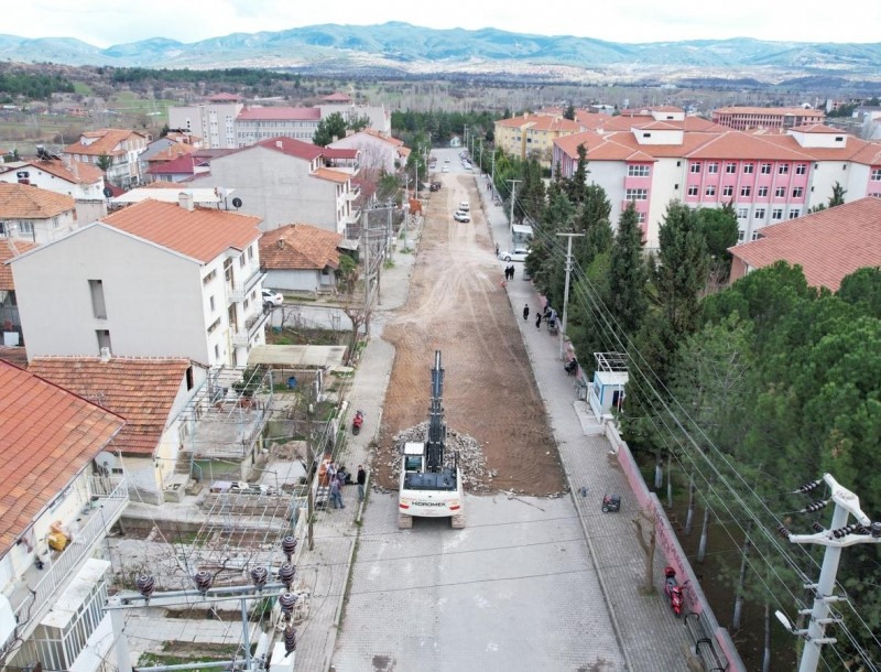 Gediz’de parke taşları yenileniyor