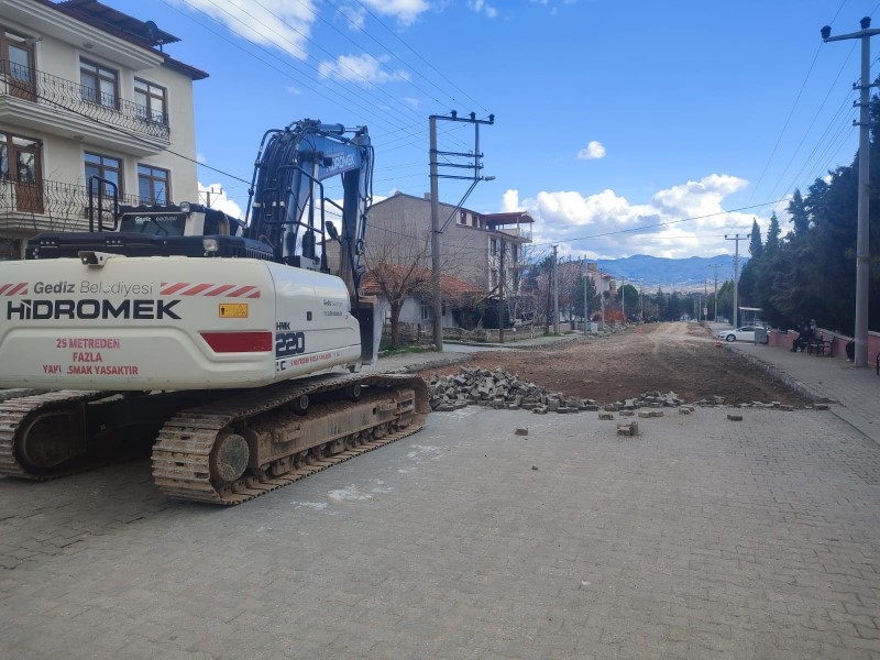 Gediz&rsquo;de parke taşları yenileniyor
