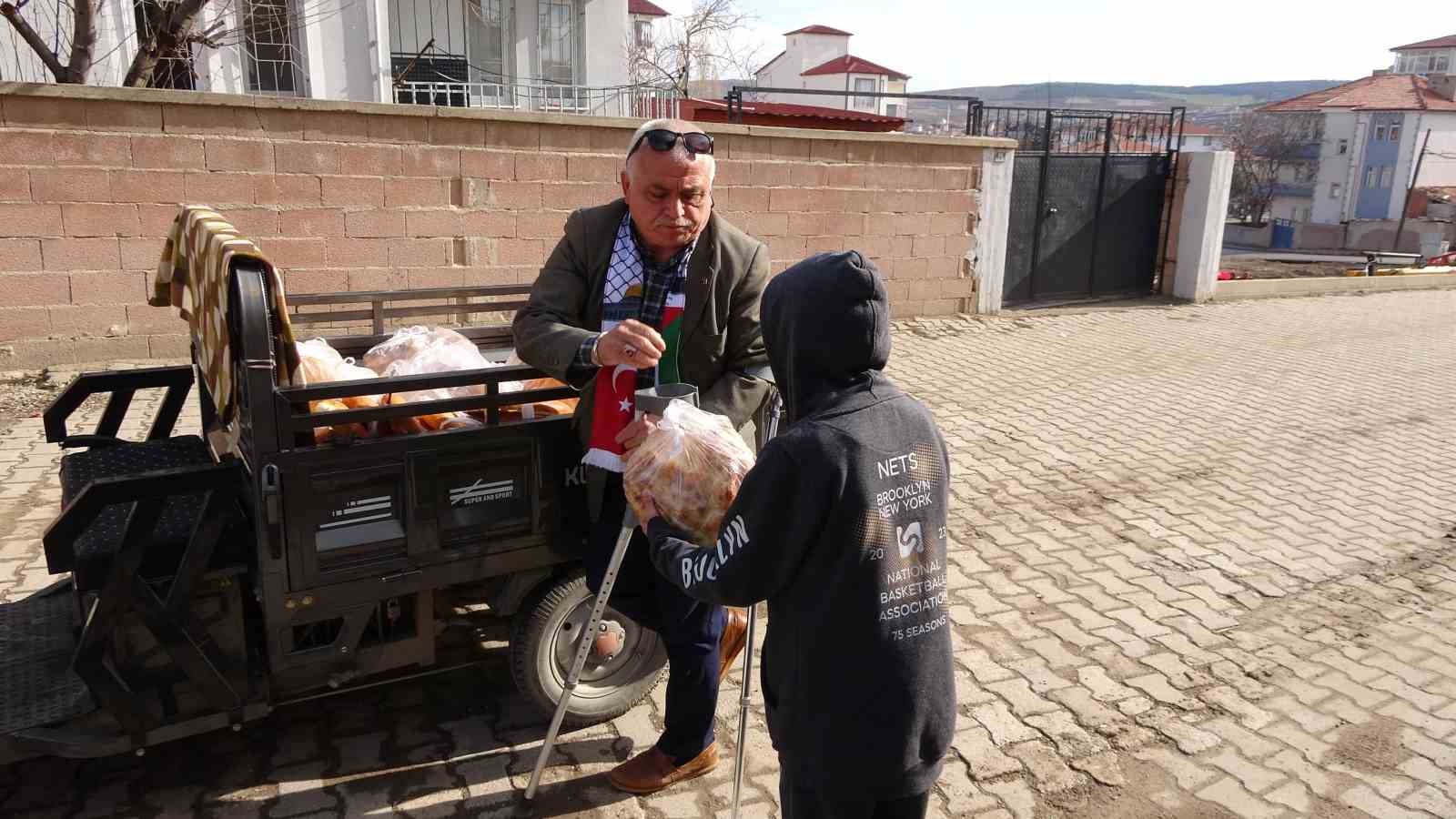 Engelli aracıyla çıktığı iyilik yolunda her gün ihtiyaç sahiplerine ekmek ve gıda taşıyor
