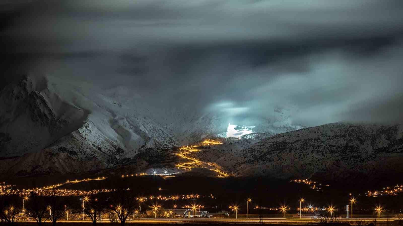 Erzincanlıların iftar sonrası aktivitesi Ergan’da gece kayağı oldu
