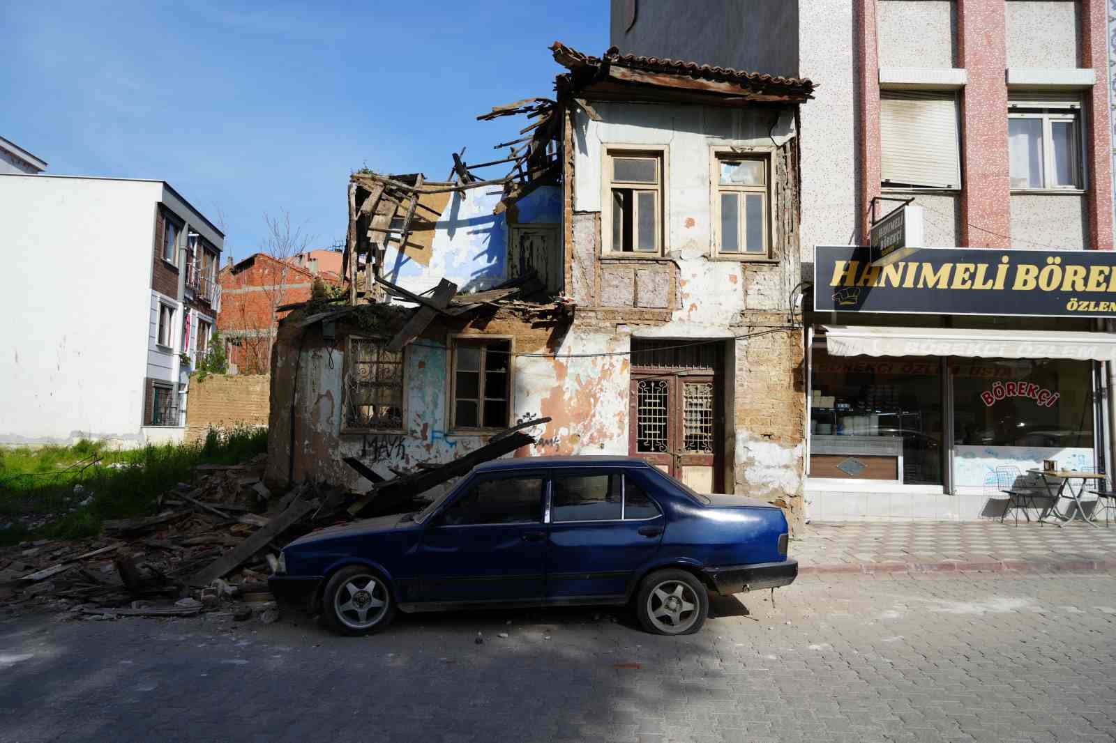 Metruk bina park halindeki otomobilin üzerine çöktü