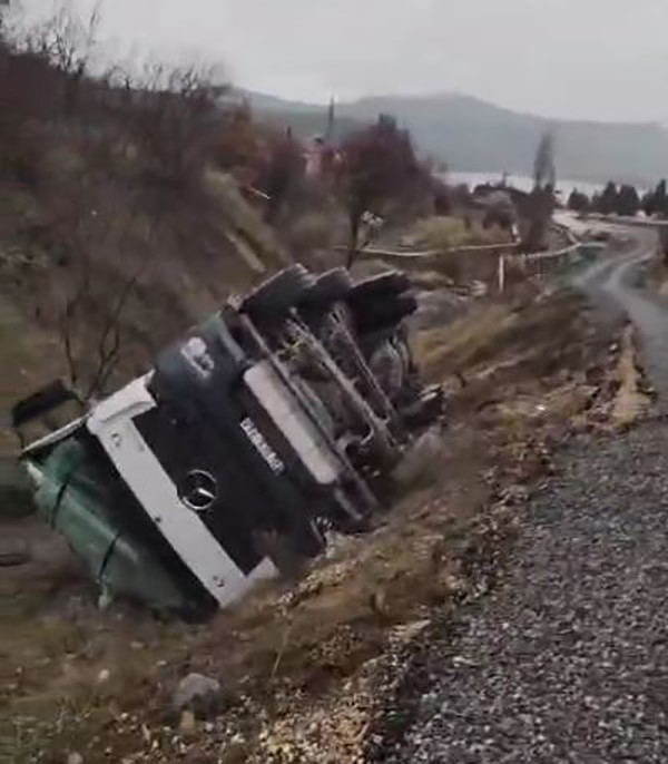 Elazda yol kt, beton mikseri yan yatt
