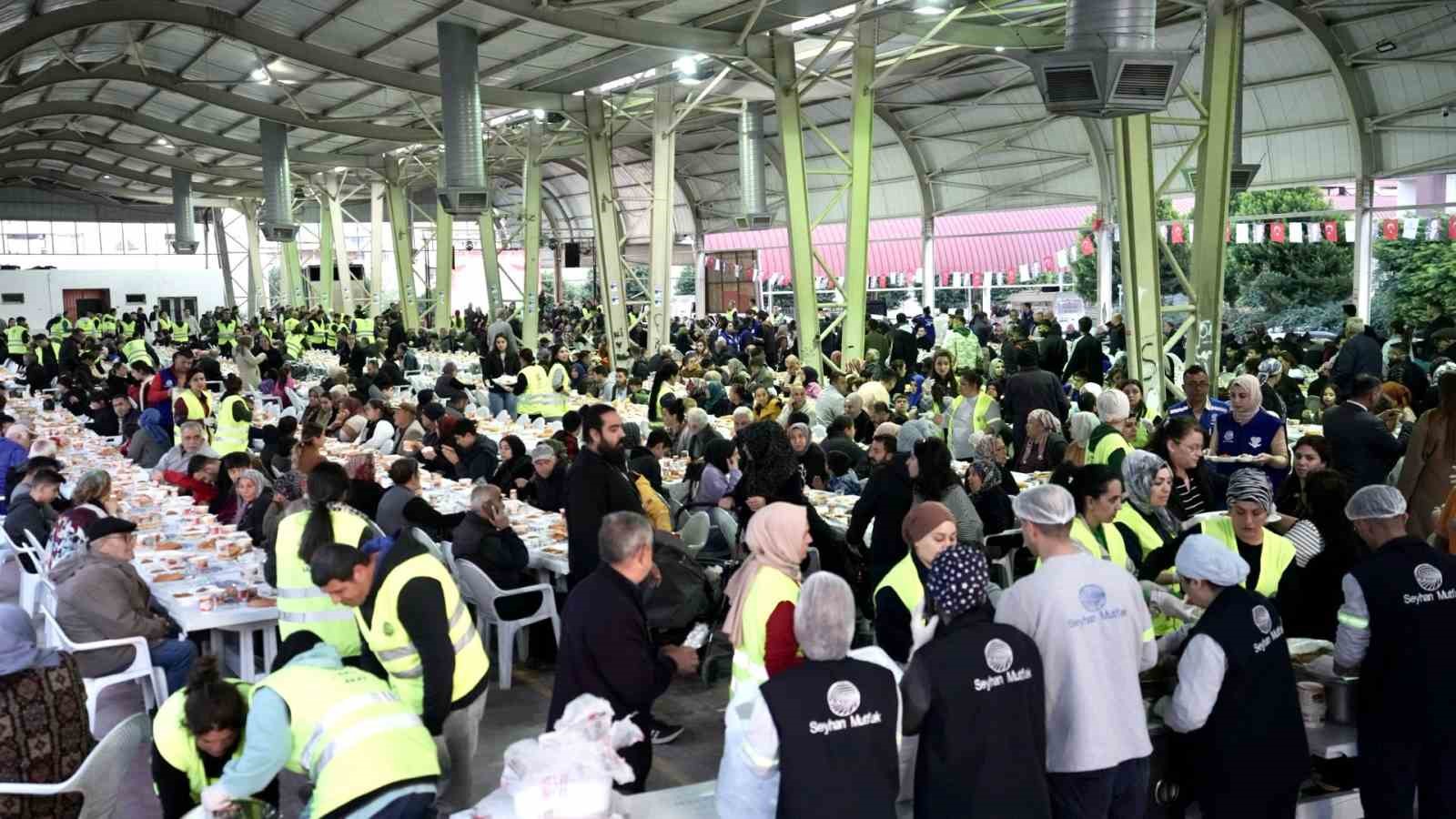 Başkan Akay: “Ramazan’da aşımızı paylaşıyoruz, iftar sofralarımızda buluşuyoruz”