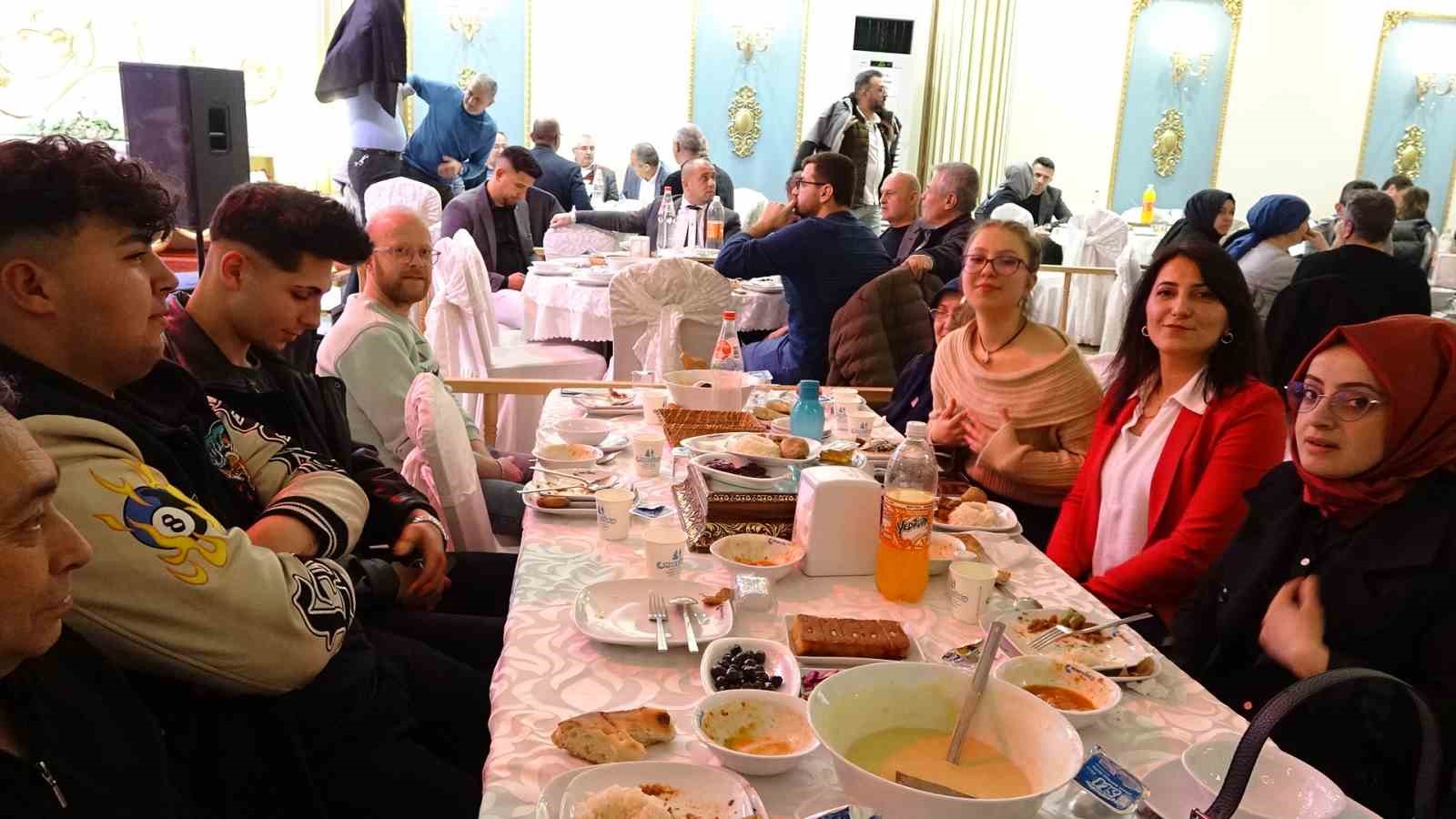 Terziler, tuhafiyeciler ve konfeksiyoncular iftarda bir araya geldi
