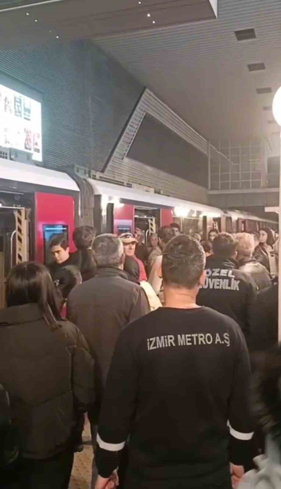 Metro kapılarını tekmeleyip makinisti dövmeye kalktılar
