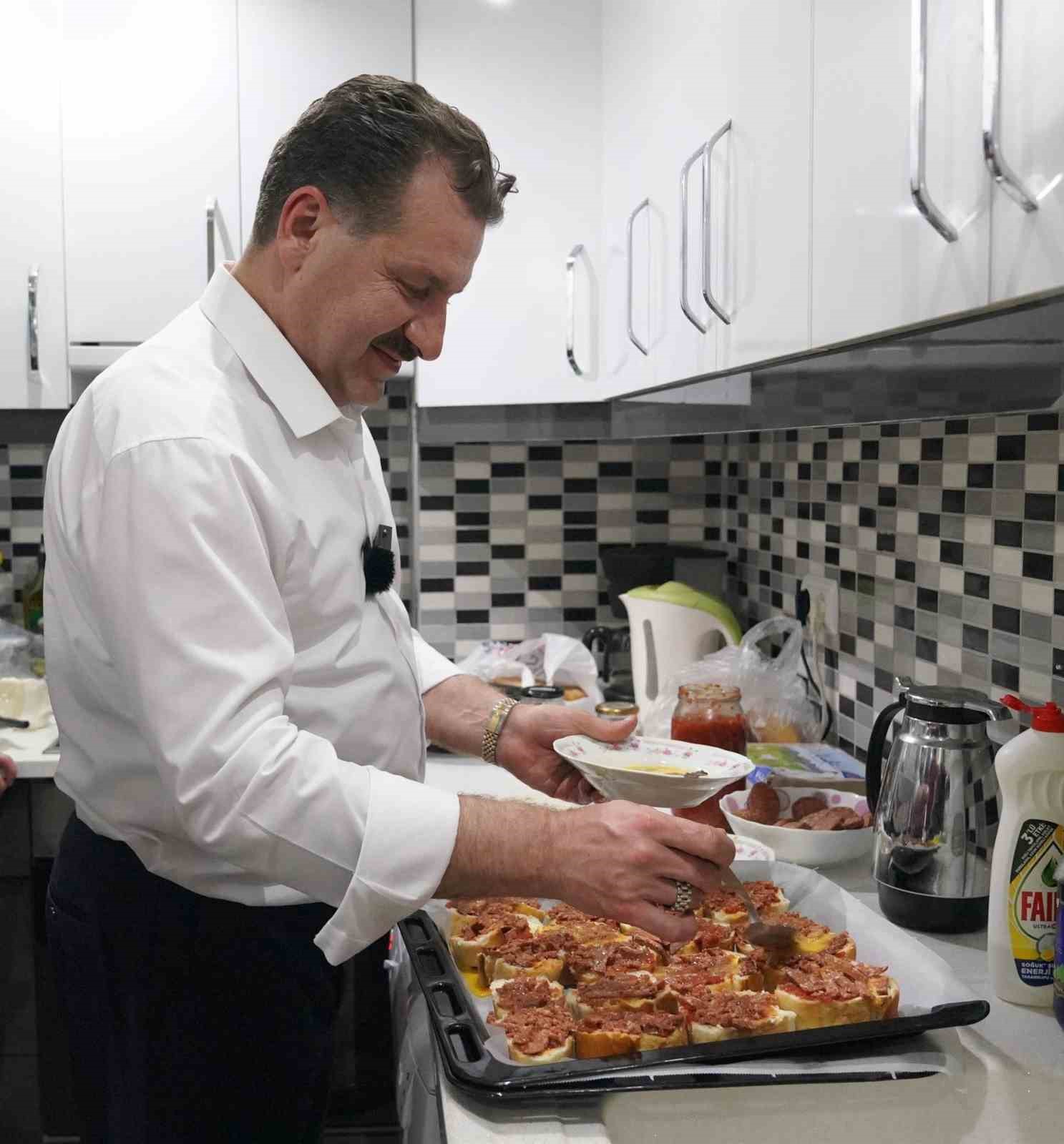 Başkan Yılmaz, öğrenci evinde sahur yaptı