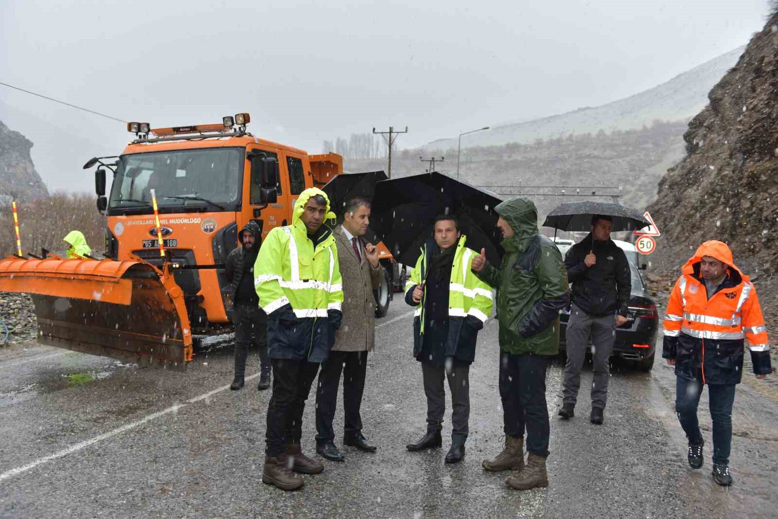 Hakkari-&Ccedil;ukurca kara yolu ulaşıma a&ccedil;ıldı
