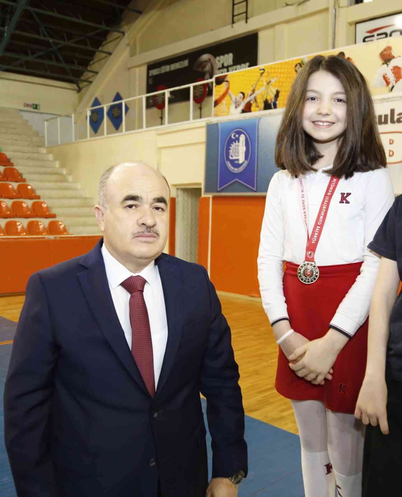 Babasına verdiği s&ouml;z&uuml; tutan şehit kızı Mirayşah&rsquo;ı Vali Dağlı yalnız bırakmadı
