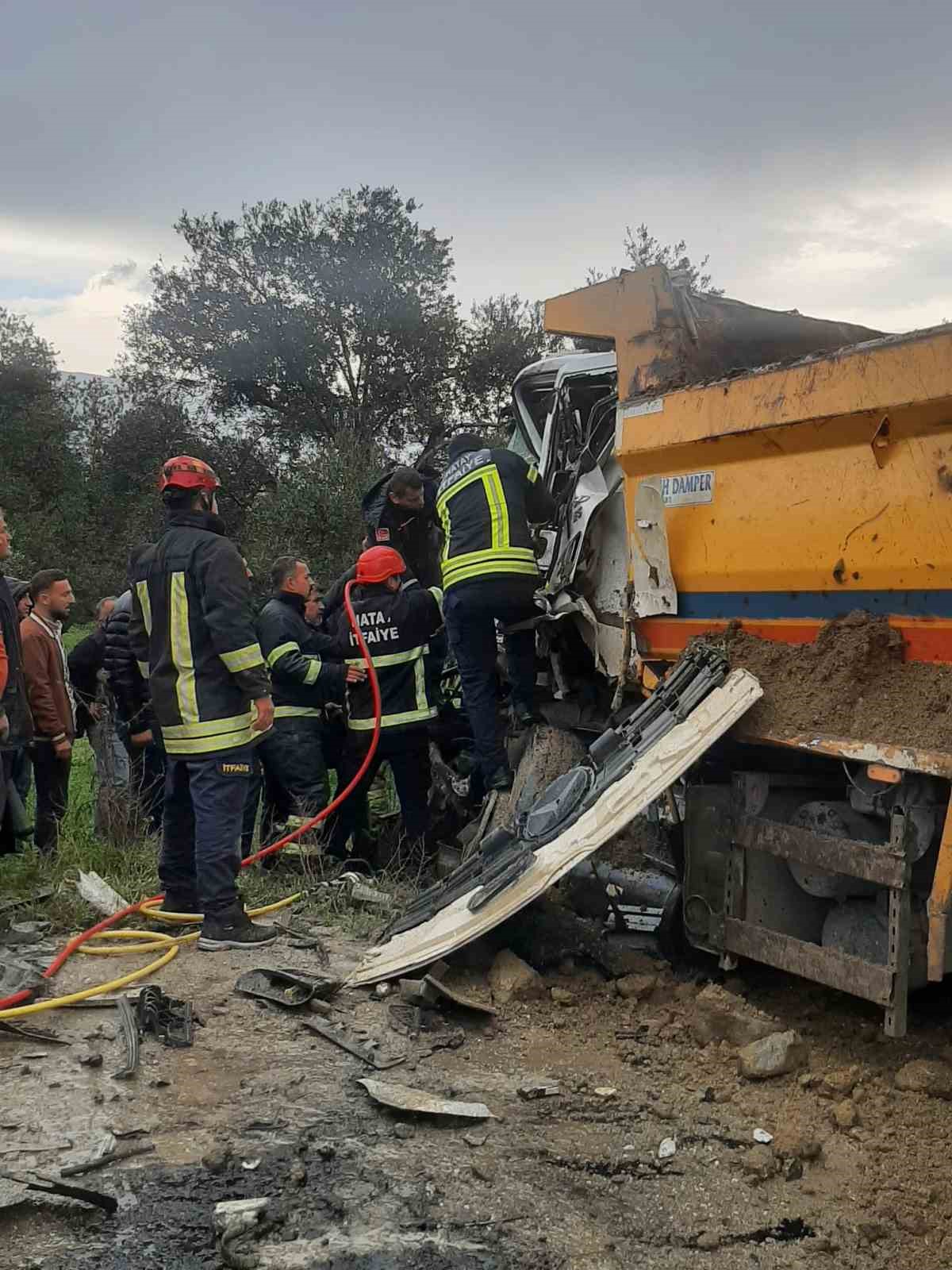 Hafriyat kamyonları kafa kafaya çarpıştı: 3 yaralı
