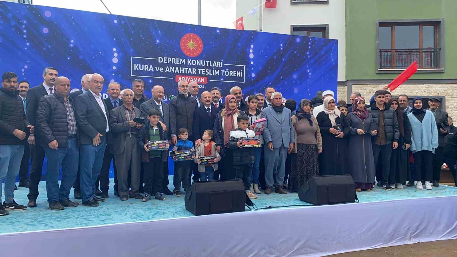 Bakan Vedat Işıkhan: &ldquo;D&uuml;nyanın bir&ccedil;ok &uuml;lkesinden b&uuml;y&uuml;k b&ouml;lgeyi yeniden inşa ediyoruz&rdquo;
