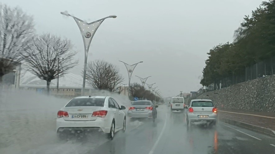 Bitlis&rsquo;te sağanak yağışla bir taş ev yıkıldı
