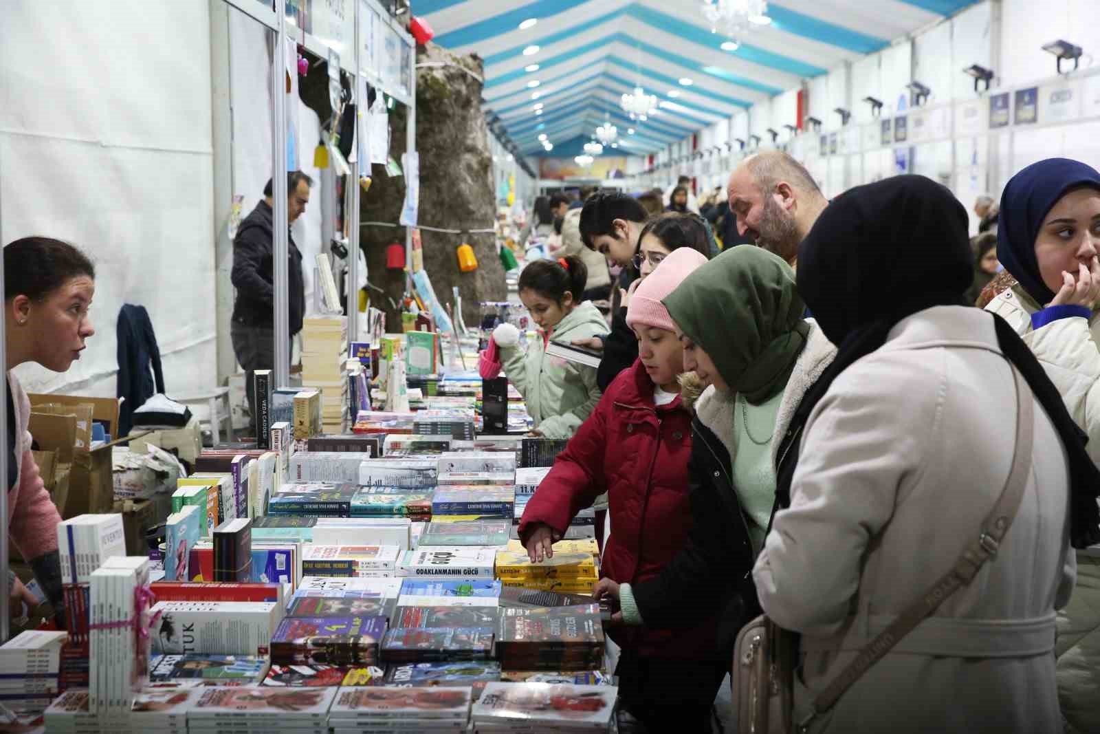 Eyüpsultan’da her yaştan kitapsever kitap fuarında buluşuyor