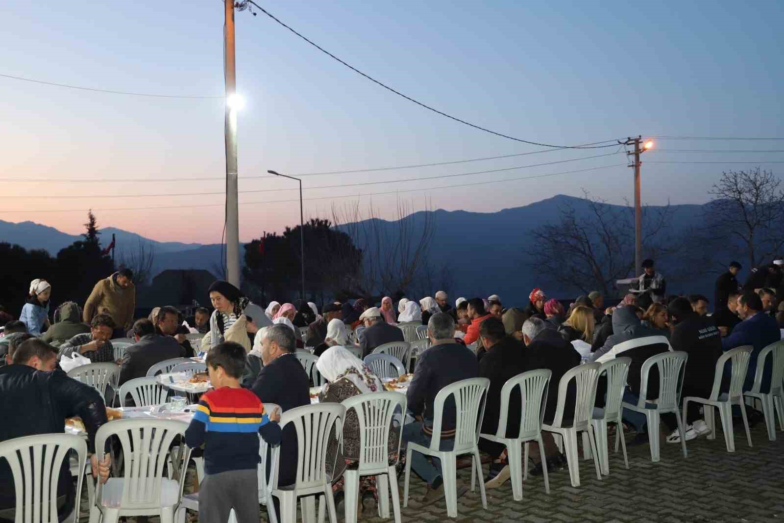 Köylüler iftarını Şehitlikte Başkan Güler’le birlikte açtı