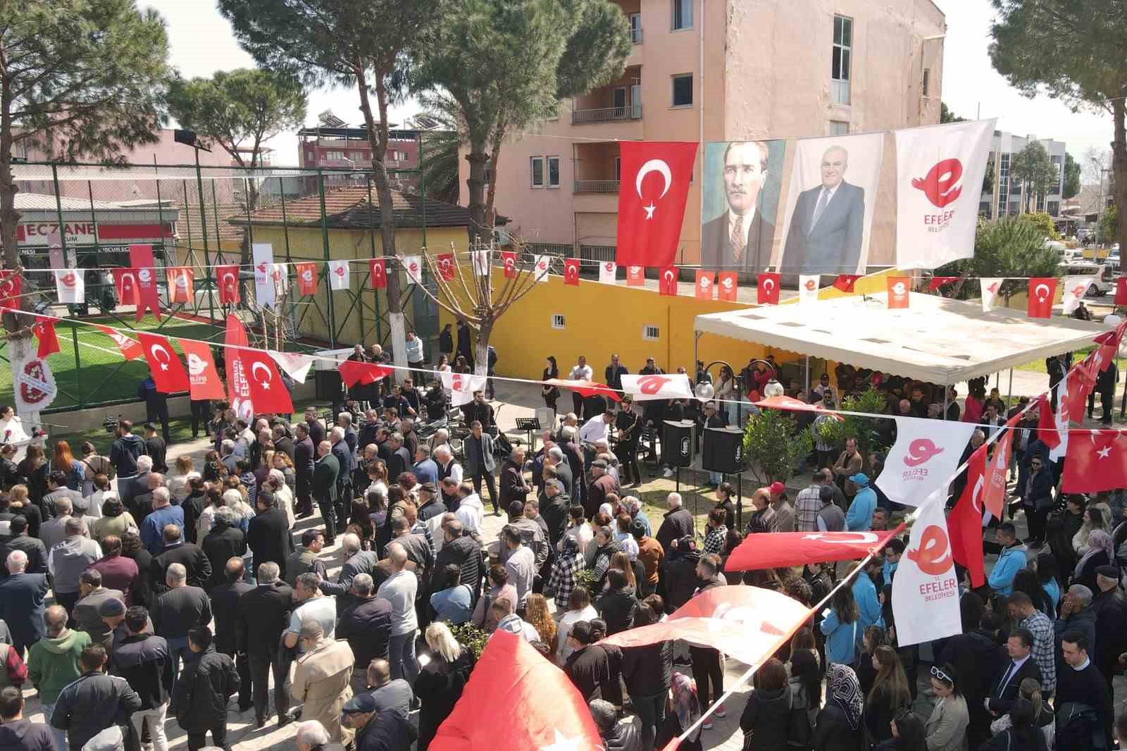 Efeler Belediyesi Umurlu Mahallesi’ndeki halı sahayı hizmete açtı